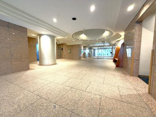 品格を感じさせる共用空間は広く、格調高いエントランスホールとなっております。