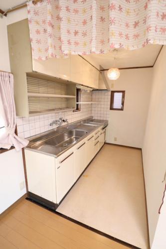 ゆとりある作業スペースと収納豊富なキッチンです
