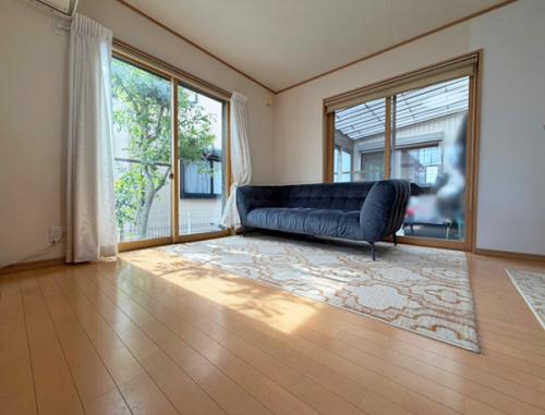 ライト色のフローリングで、明るい雰囲気です。窓も多くたっぷりの採光を取れます。