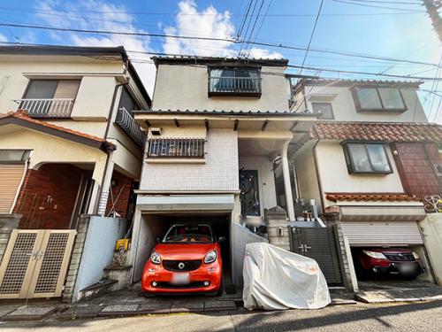 接道の長さは約6m。駐車スペース2台設置も可能です!(車種による) 接道の長さは約6m。駐車スペース2台設置も可能です!(車種による)