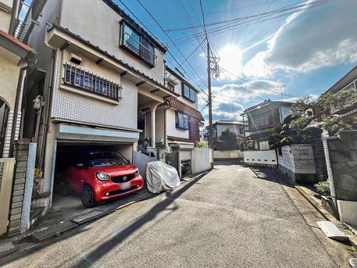 約4.0m公道に接しています。交通量も少ないため、車の出し入れが楽です。 約4.0m公道に接しています。交通量も少ないため、車の出し入れが楽です。