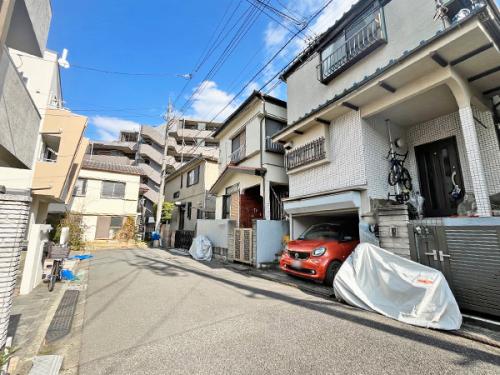 一戸建が立ち並ぶ、閑静な住宅街に位置しています。 一戸建が立ち並ぶ、閑静な住宅街に位置しています。
