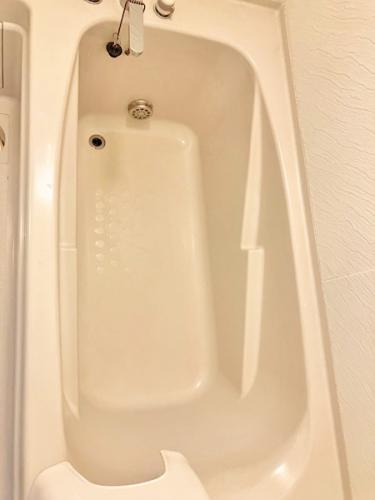 追い焚き機能付き。窓が付いているので湿気のこもりやすい浴室も安心です。