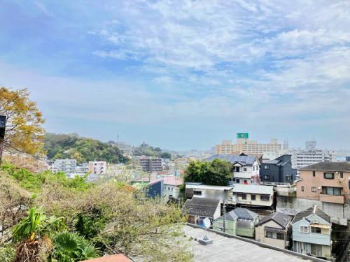 南東側の庭は頭上に空が広がり明るい陽だまりを満喫できます