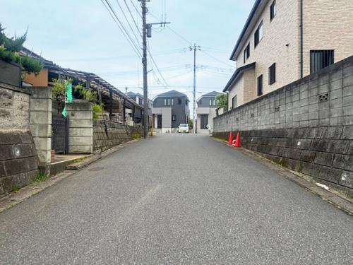 前面道路が広く、車の出し入れもスムーズです。