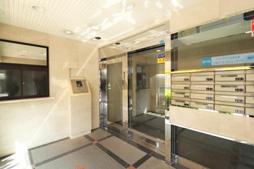 TVモニタ付きインターホンあり。近隣には小・中学校も近く子育て世代も安心。