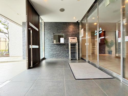 明るく開放的なエントランスは、帰ってきた瞬間にほっとできる温かさがあります