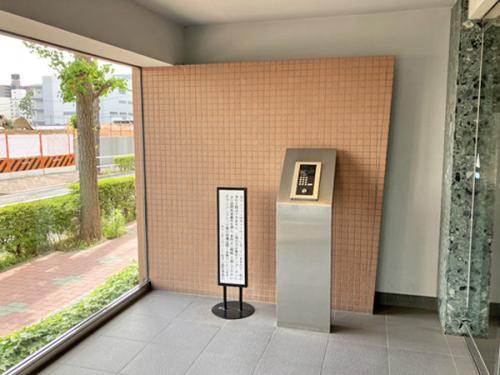 ブラウンのタイルが目を引くデザイン性の高いスタイリッシュなロビー