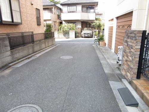 前面道路　玄関から北側を望む