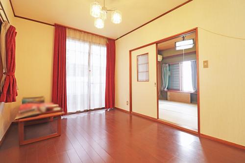 約10.75帖のLDK。隣室は和室となっています。