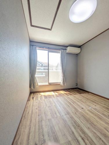 南西側洋室約6.0帖は屋根裏収納があります。