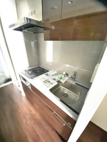 シンプルで使いやすいキッチン。２口コンロあり、お住まいの方の料理も快適に