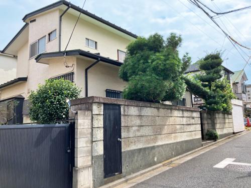 建物は解体中。写真は解体前の写真となります。北西側から対象不動産を撮影