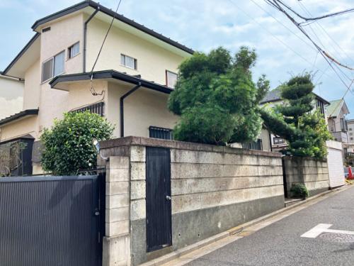 建物は解体中。写真は解体前の写真となります。北西側から対象不動産を撮影 建物は解体中。写真は解体前の写真となります。北西側から対象不動産を撮影