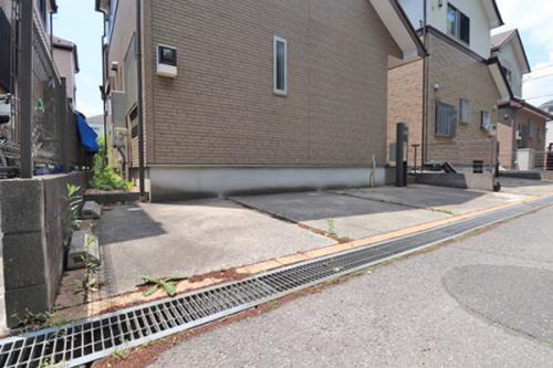 土地面積約29.0坪、駐車スペースが1台分、敷地南側に小さな庭があります