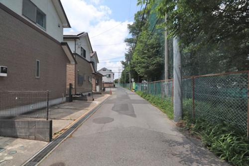 低い住宅が建ち並ぶ閑静な住宅街