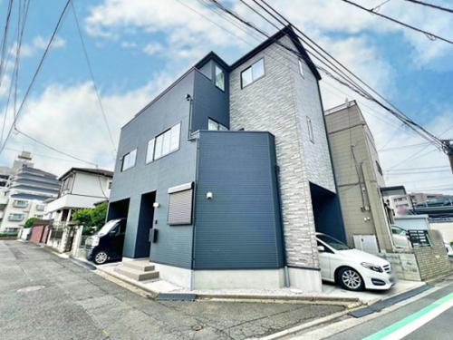 令和５年７月築。モダンなデザインが目を惹く、築浅の綺麗な建物です。