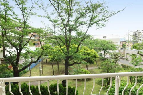 ＬＤから撮影したバルコニー先の眺望、２階のため、緑が見えて落ち着きます