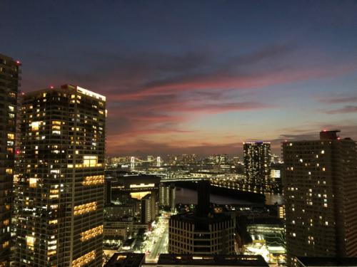 バルコニーからは都心部の綺麗な夜景が楽しめます。（天候による）