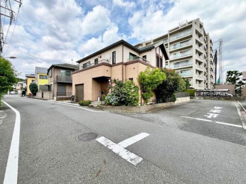 前面道路は公道南６ｍ・西６ｍ、開放的な角地です。