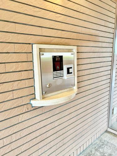 エントランスはカメラ付きオートロックシステムで安心のセキュリティです
