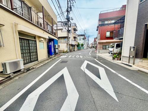 前面道路：公道、幅員約７.１ｍ　コンビニ・スーパーまで徒歩５分圏内の立地です