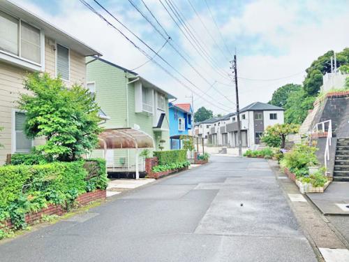 前面道路は北東6m公道。駐車しやすい広さです 前面道路は北東6m公道。駐車しやすい広さです