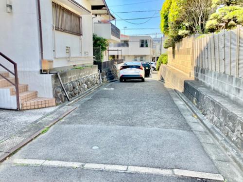 前面道路は私道のため、交通量少なめです 前面道路は私道のため、交通量少なめです