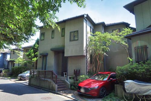 前面道路西側から撮影した前面道路と建物全景