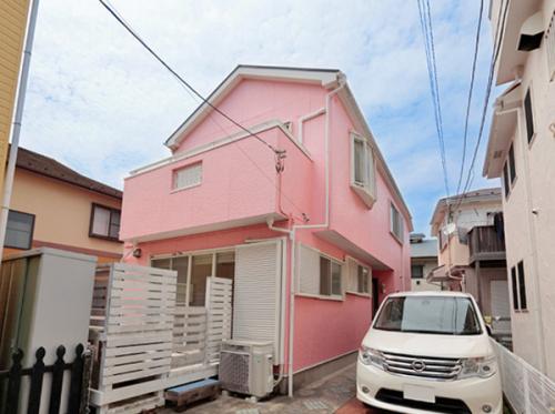 ラチエン通りから一本入った開発分譲地内に立地しております
