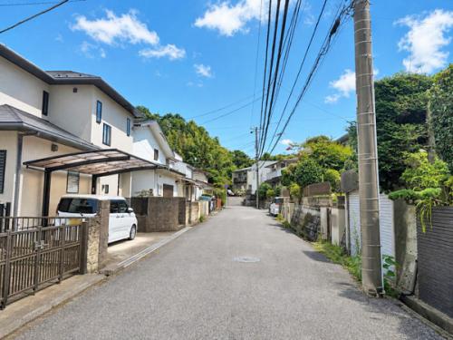 南側道路（公道約6ｍ）×高台（道路面より約1.2ｍ高）で陽当たり・通風良好