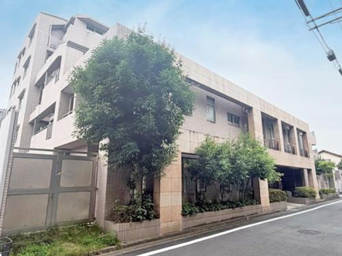目の前は徳殿公園、周辺は戸建てが並ぶ閑静な住宅街です。