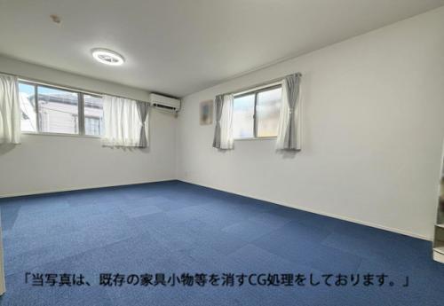 三面小窓があるため自然光と明るく心地のいい風が入ります