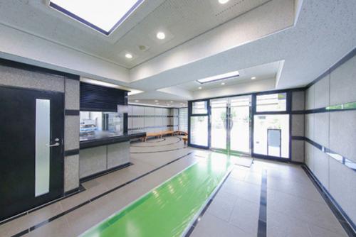 明るい空間のエントランスロビー　管理員は日勤です