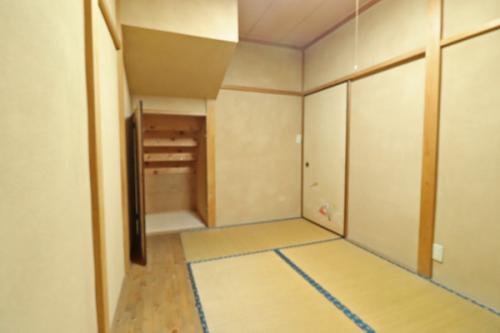 約3.5帖和室には階段下収納がございます