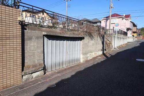 南側道路向かいはひばりが丘市民プール