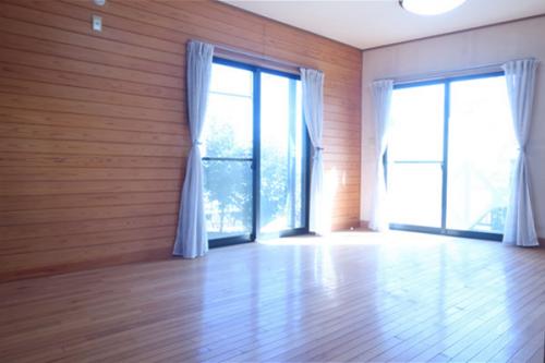 1階東側に位置する約9.3帖大のLDです。