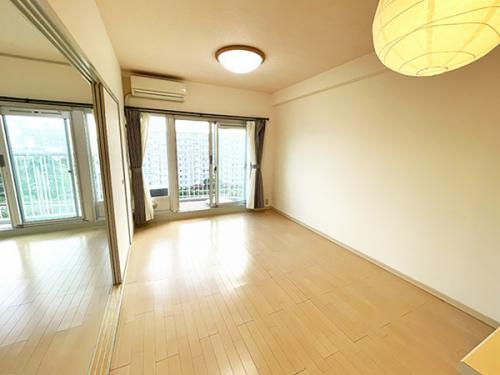 バルコニーに面した明るい居室