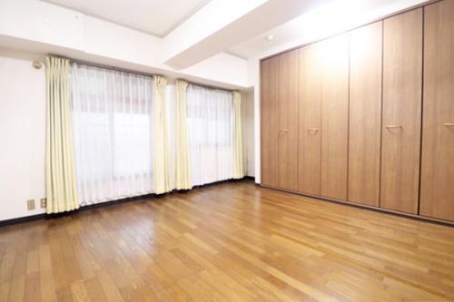 広々とした約9.3帖洋室は壁一面にクローゼットがございます