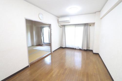 約12.7帖のLDK。リビング横には和室もあり、ご家族がゆったりと寛げる空間です