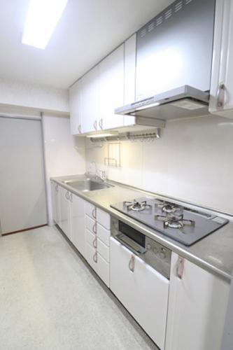 ゆとりある作業スペースと豊富な収納で使い勝手の良いキッチンです