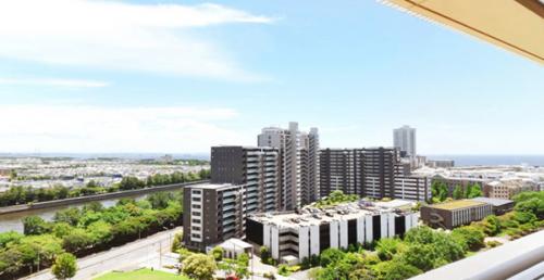 4面に開口部をもつ開放感あふれる最上階角住戸からの眺望！眼下に海も見渡せます。