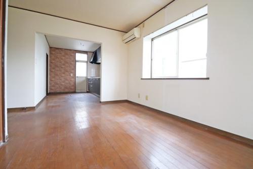 南東と南西2面採光で明るいリビングダイニング