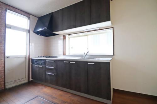 自然光が入る窓のあるキッチン