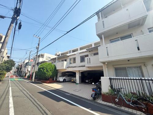 外観写真　閑静な住宅街に立地する低層マンション