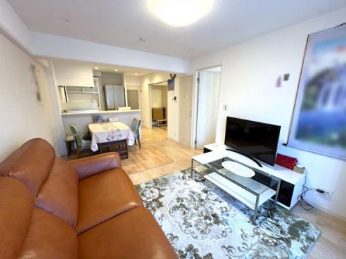 約13.2帖のLDK。南向きのため、自然光が入り明るい室内。