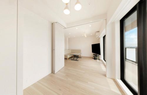 リビングと洋室の間のスライドドアを開けるとより広々とお使いいただけます。