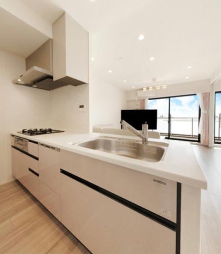 広々とした対面キッチンからは、ご家族の顔が見えるので会話も弾みそうです 。