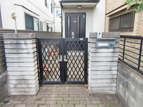 周辺はコンビニやスーパー、公園が揃っており、子育て世代に嬉しい環境です