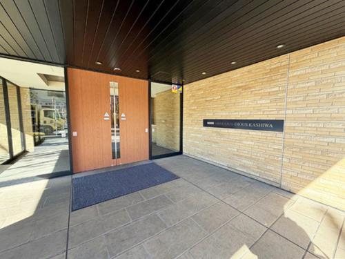 住まう方、訪れる方を上品に迎えるエントランス